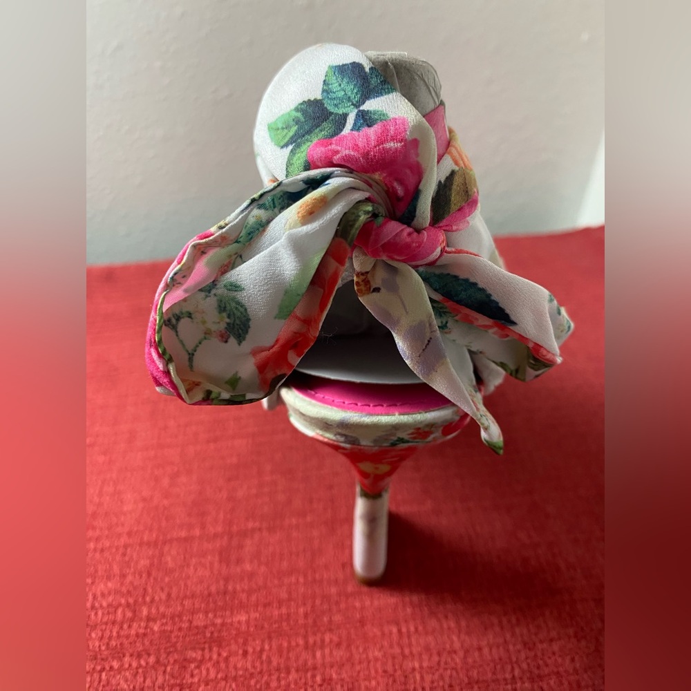 NWT.. NINE WEST FLORAL WRAP SANDALS - Picture 13 of 16